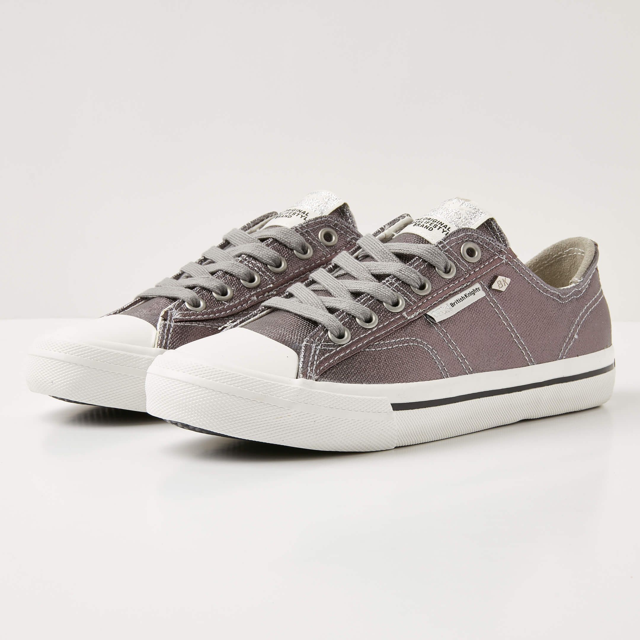 British Knights Sneaker Front view  B43-3735-06 CHASE LOW-TOP FEMALE